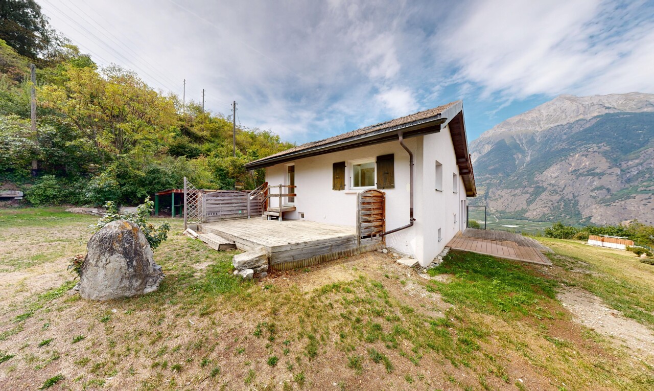 façade avec terrasse, property visible, from property, bardage en stuc, et day time