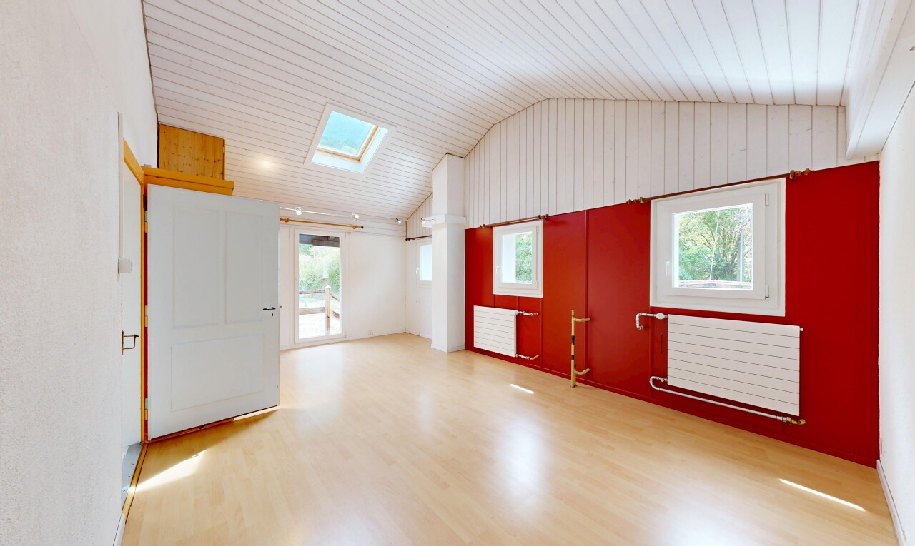 pièce vide avec radiateur, lumière naturelle, plafond voûté, vaulted ceiling, et sol en finition bois
