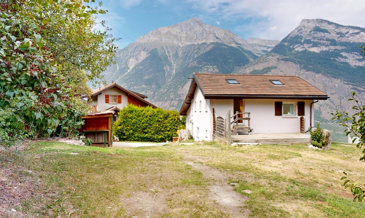 façade avec property visible, vue sur la montagne, mountain view, pelouse, et toit en tuiles