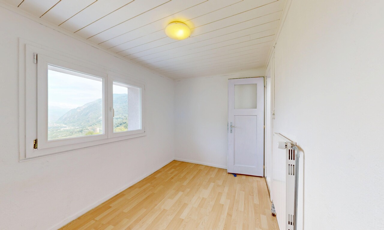 pièce vide avec drywall, cloison sèche, radiateur, inside property, et wood finish floor