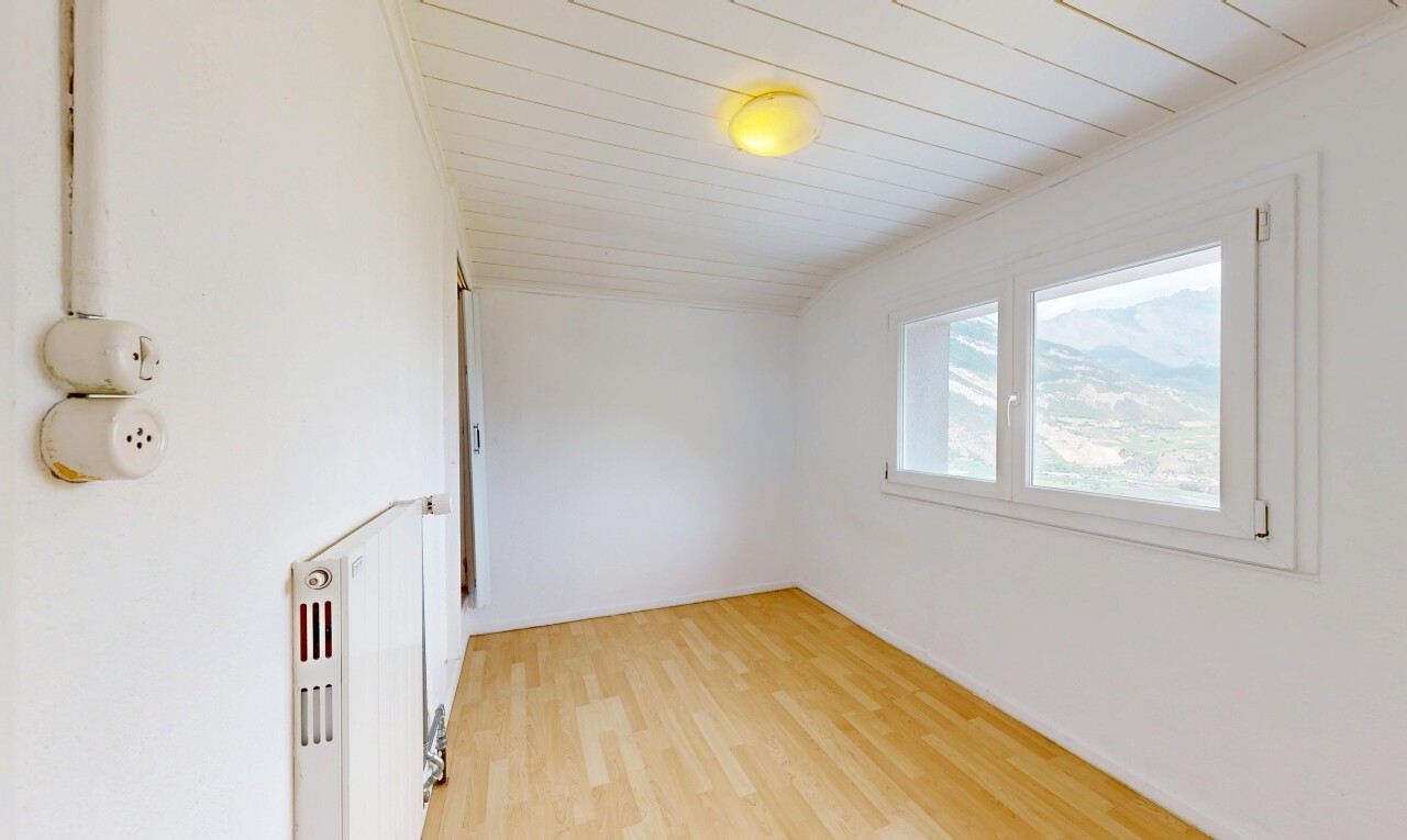 pièce vide avec drywall, cloison sèche, wood finish floor, sol en finition bois, et inside property