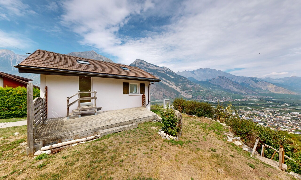 façade avec vue sur la montagne, mountain view, from property, bardage en stuc, et day time