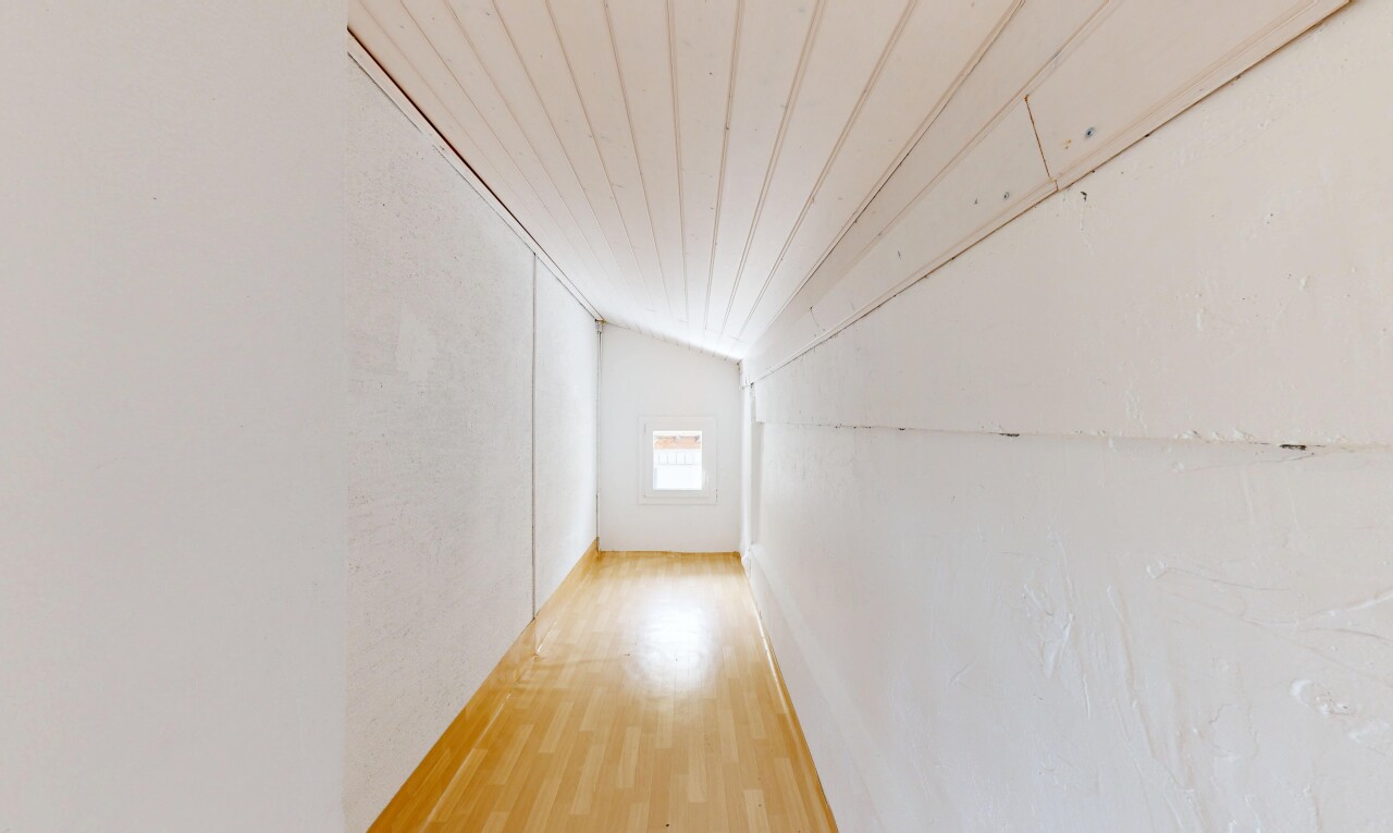 couloir avec lumière naturelle, wood finish floor, sol en finition bois, inside property, et vaulted ceiling