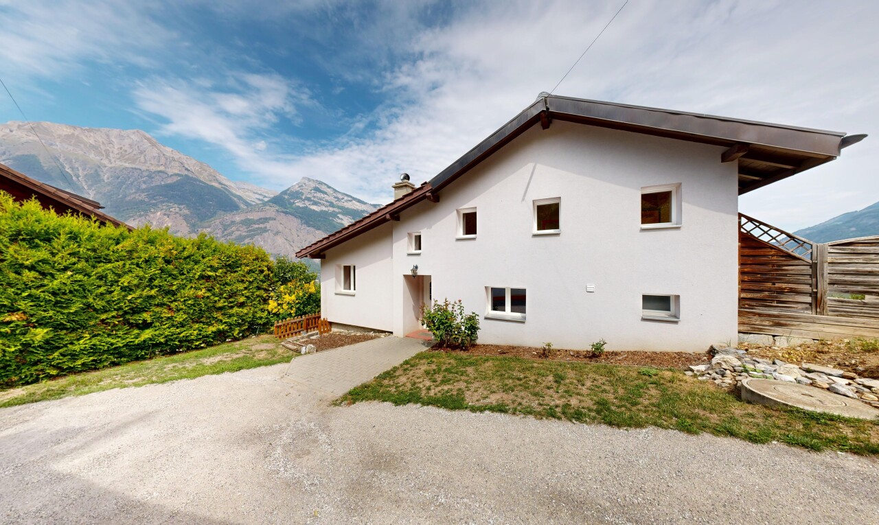 façade avec property visible, vue sur la montagne, mountain view, bardage en stuc, et cheminée