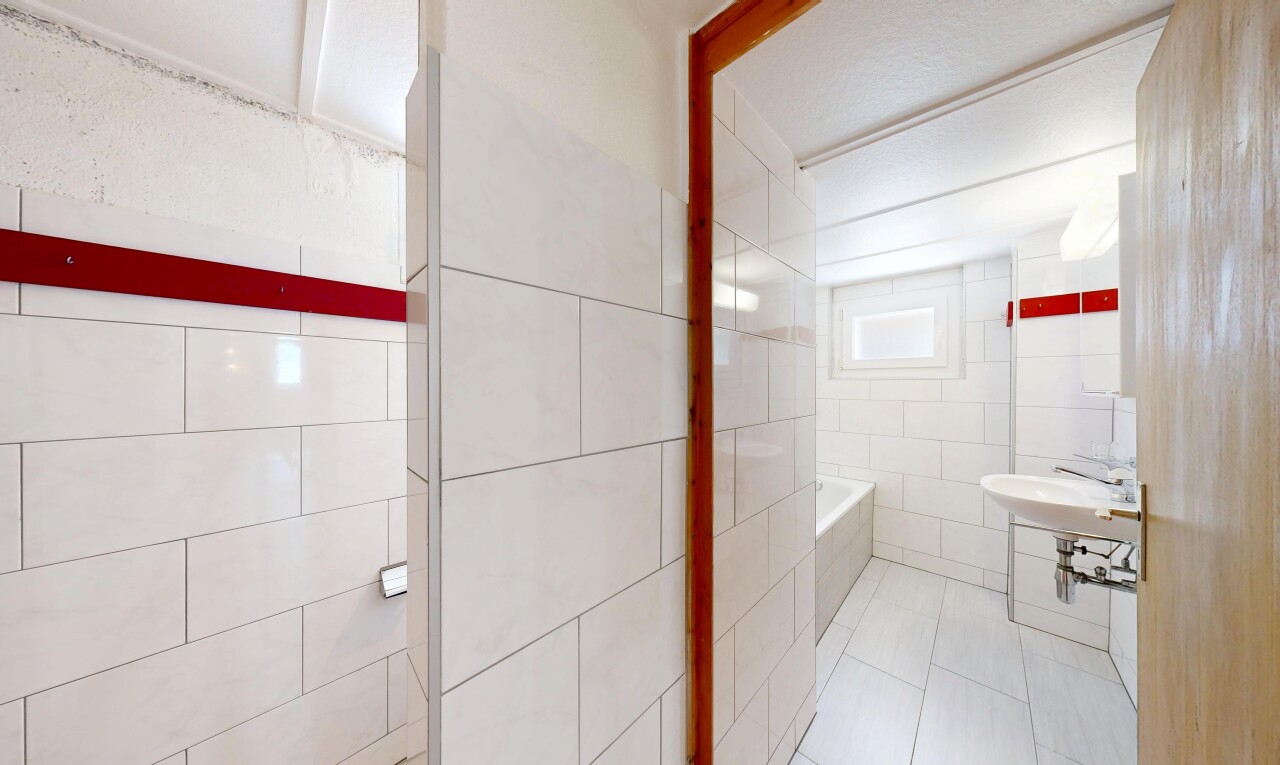 salle de bains avec salle de bain complète, tile wall, mur en carrelage, bain, et inside property