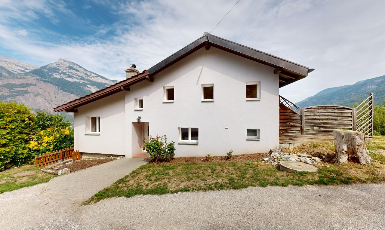façade avec mountain view, vue sur la montagne, clôture, bardage en stuc, et property visible