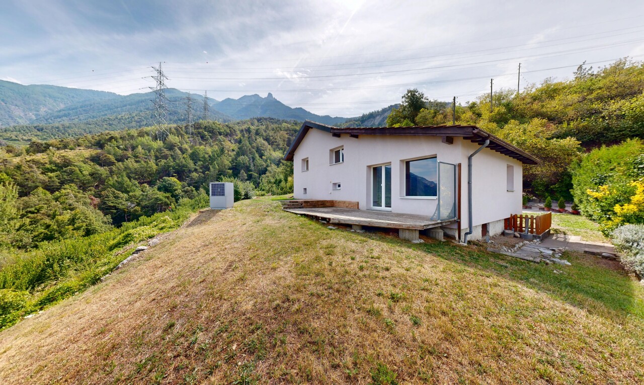 façade avec property visible, vue sur la montagne, mountain view, pelouse, et vue sur la forêt