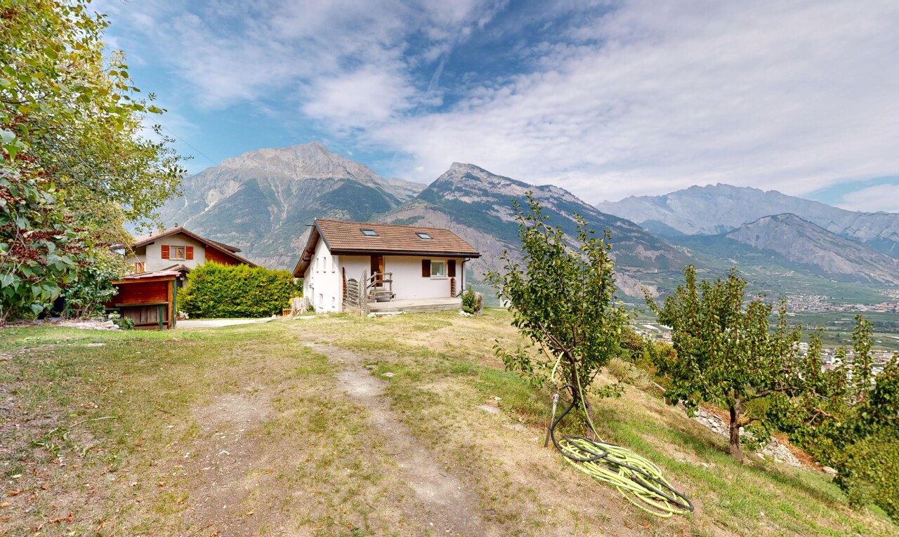 vue sur la montagne avec vue sur la montagne, mountain view, property visible, et day time