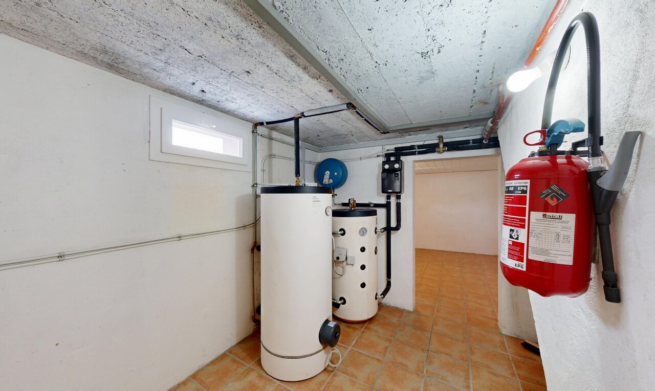 buanderie avec chauffe-eau, sous-sol, lumière naturelle, inside property, et drywall