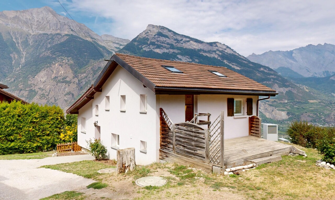 façade avec property visible, vue sur la montagne, mountain view, bardage en stuc, et toit en tuiles