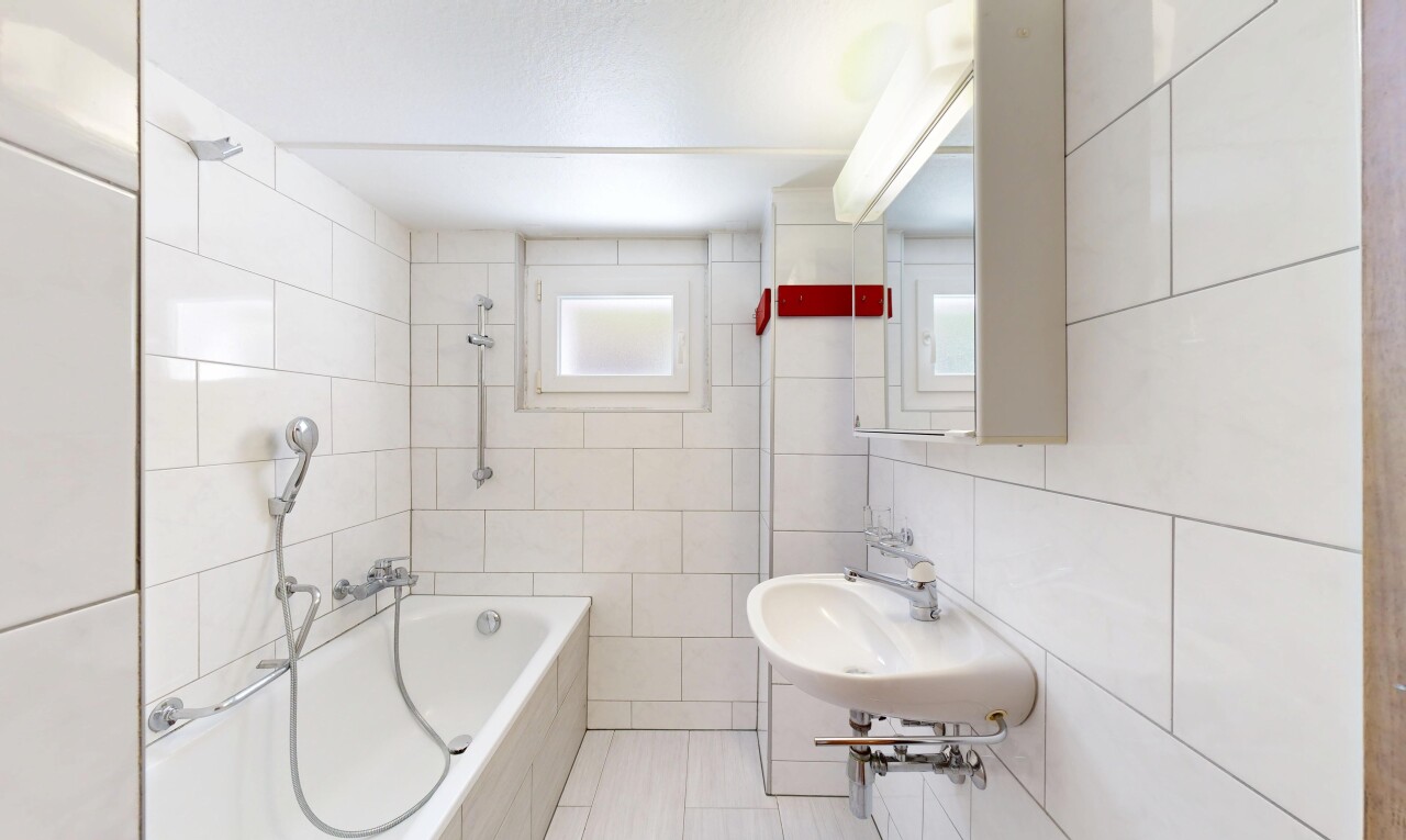 salle de bains avec mur en carrelage, tile wall, miroir, salle de bain complète, et douche-bain combinés