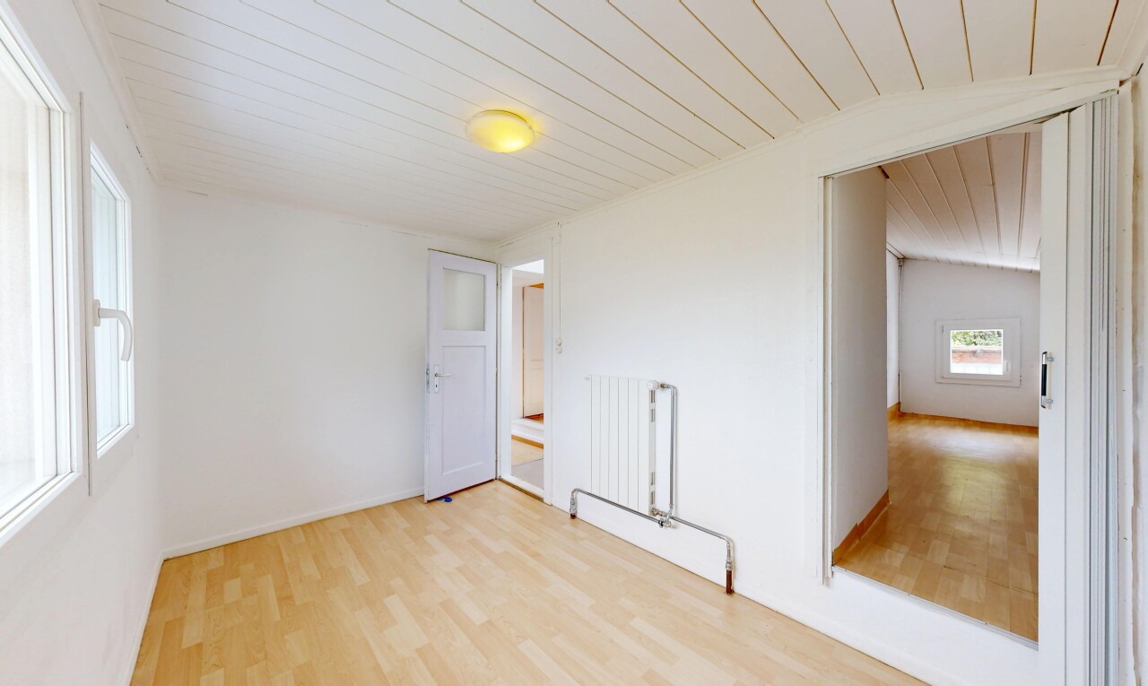 pièce vide avec drywall, cloison sèche, wood finish floor, sol en finition bois, et inside property