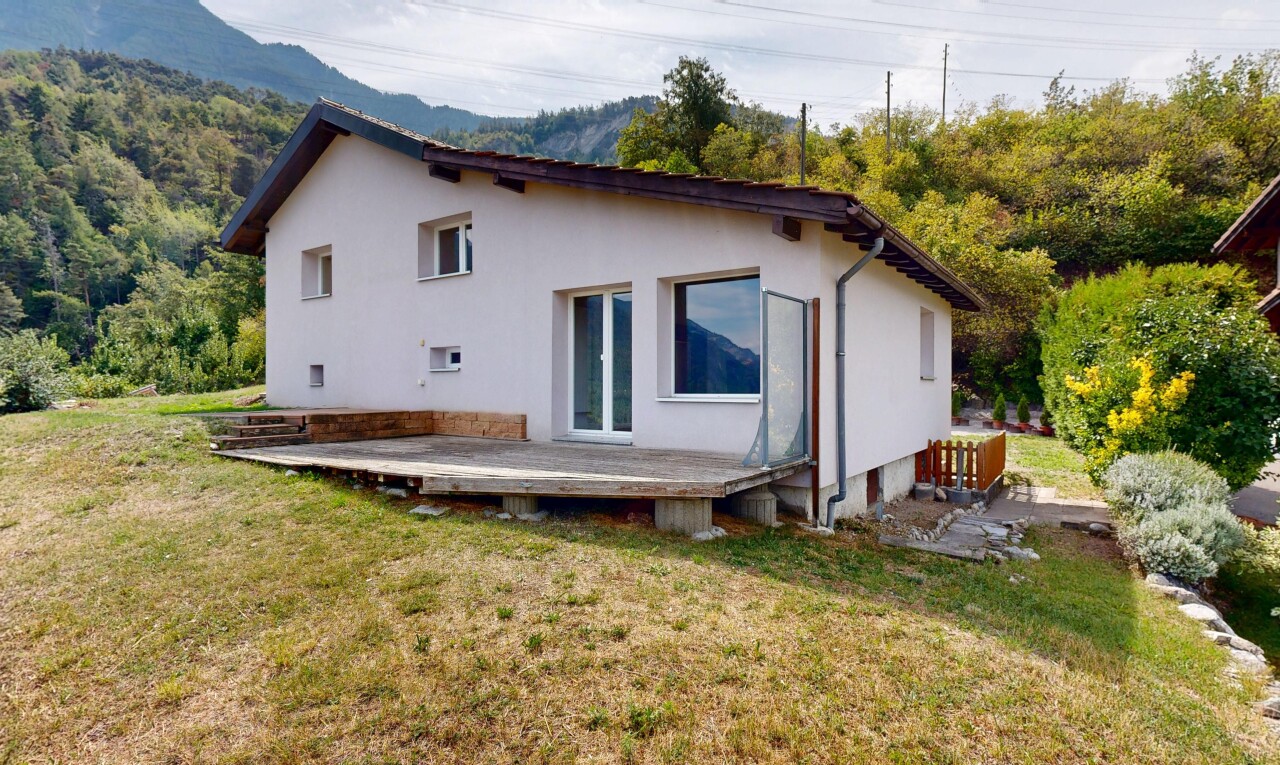 façade avec property visible, pelouse, terrasse, vue sur la montagne, et mountain view