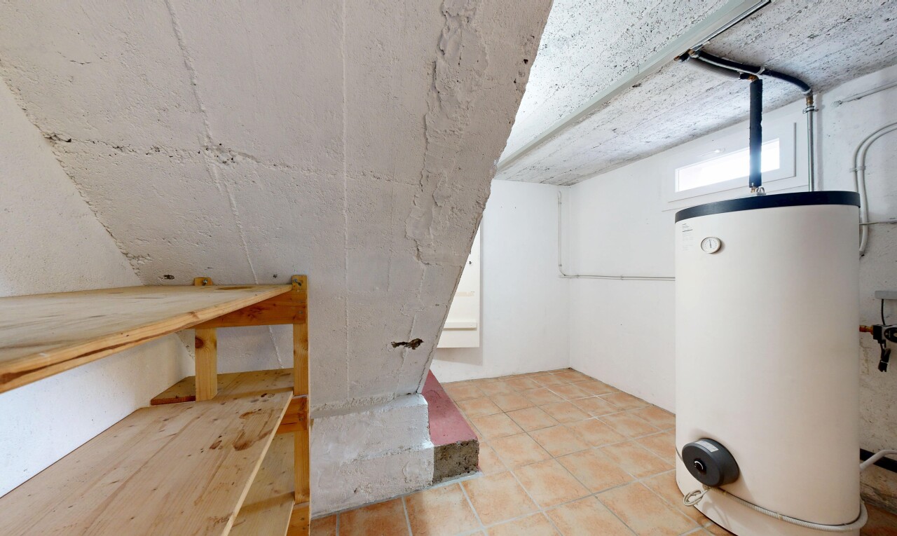 détails avec chauffe-eau, floor, wall, interior, et attic / basement / garage