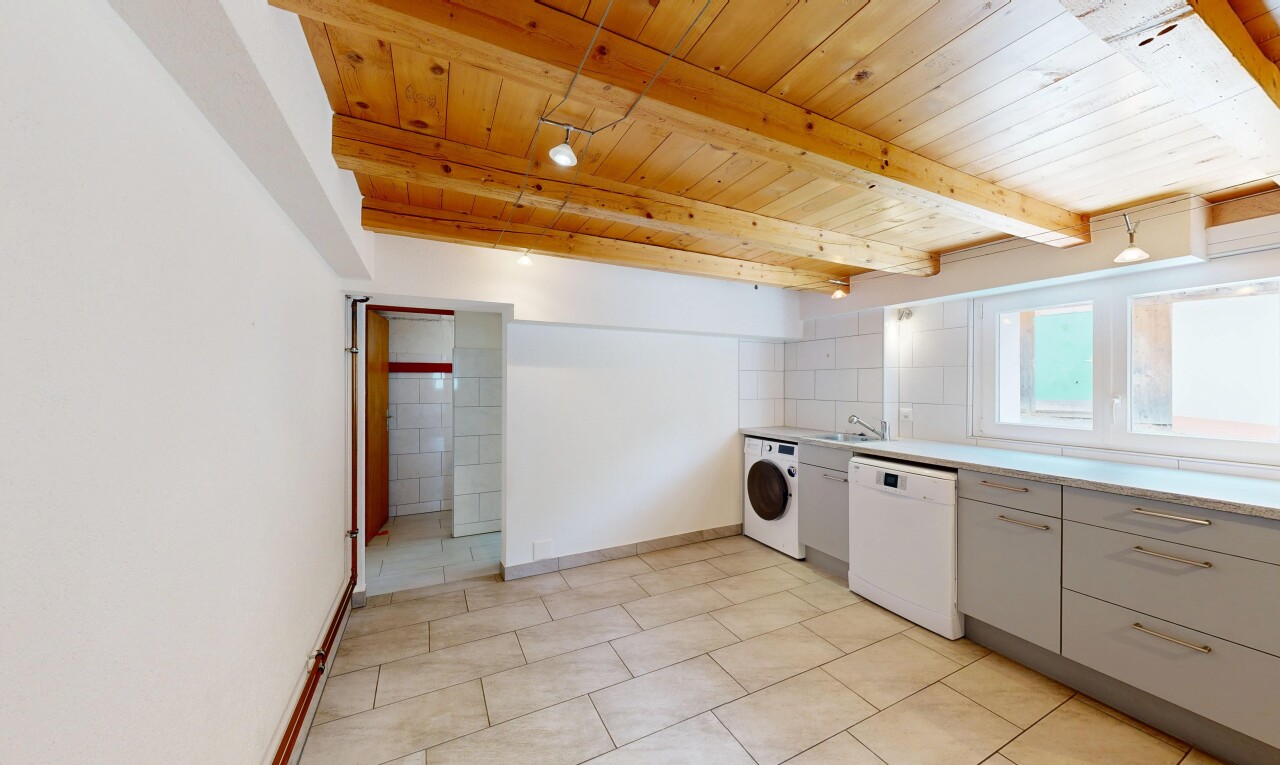 cuisine avec light floor, light countertops, plans de travail, lave-vaisselle, et wood ceiling
