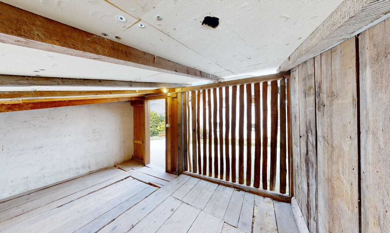 pièce vide avec hardwood floor, concrete wall, mur en béton, et inside property
