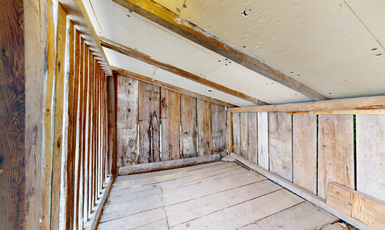 pièce vide avec inside property et hardwood floor