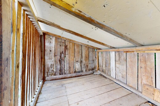 pièce vide avec inside property et hardwood floor