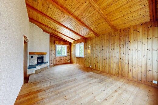 leerer raum mit vaulted ceiling, dachschräge, beamed ceiling, balkendecke, und wood finish floor