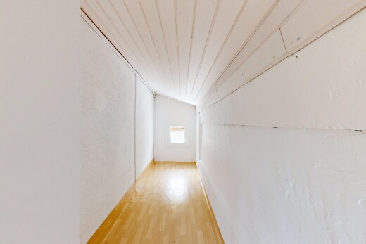 couloir avec lumière naturelle, wood finish floor, sol en finition bois, inside property, et vaulted ceiling