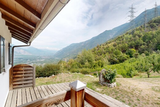 balcon avec vue sur la montagne, mountain view, view focus, vue sur les lignes à haute tension, et high tension power lines view