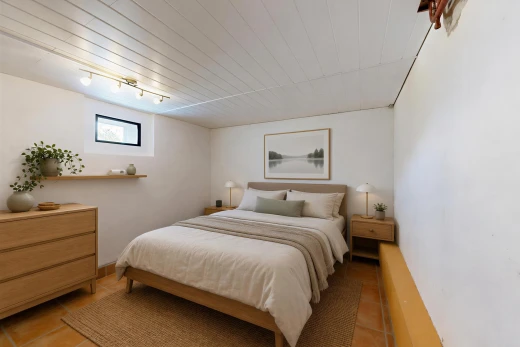 pièce vide avec éclairage sur rail, lumière naturelle, sous-sol, inside property, et cloison sèche