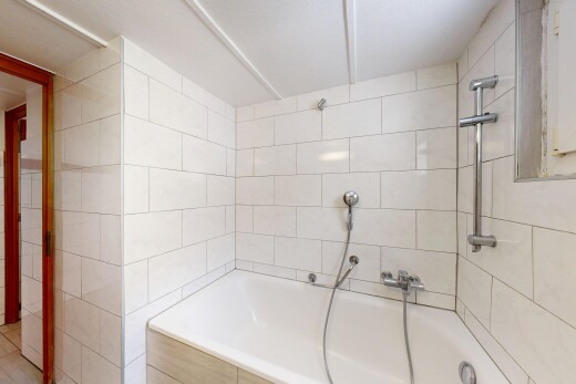 salle de bains avec salle de bain complète, douche-bain combinés, et inside property