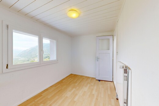 pièce vide avec drywall, cloison sèche, radiateur, inside property, et wood finish floor
