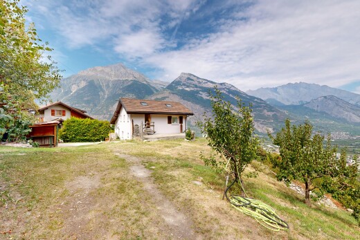 vue sur la montagne avec vue sur la montagne, mountain view, property visible, et day time