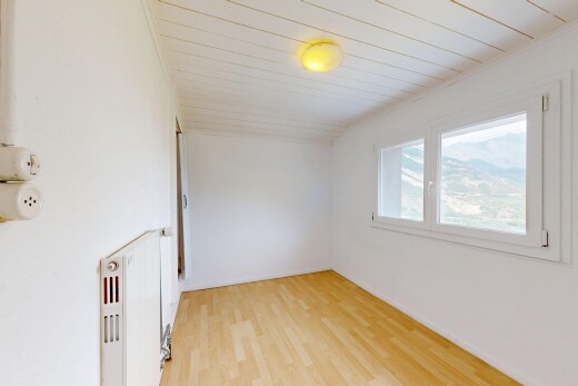 pièce vide avec drywall, cloison sèche, wood finish floor, sol en finition bois, et inside property
