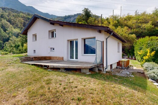 façade avec property visible, pelouse, terrasse, vue sur la montagne, et mountain view