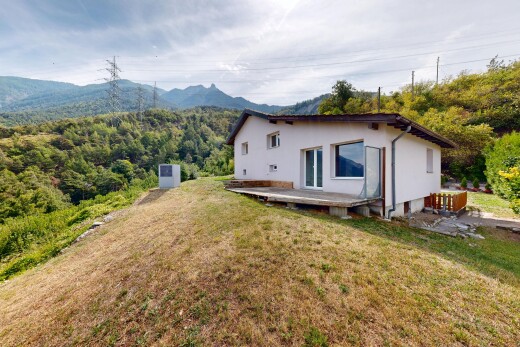 façade avec property visible, vue sur la montagne, mountain view, pelouse, et vue sur la forêt