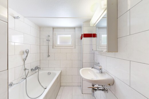 salle de bains avec mur en carrelage, tile wall, miroir, salle de bain complète, et douche-bain combinés