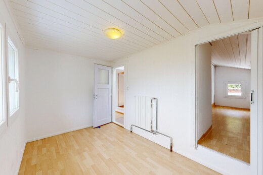pièce vide avec drywall, cloison sèche, wood finish floor, sol en finition bois, et inside property