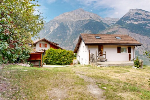 façade avec property visible, vue sur la montagne, mountain view, pelouse, et toit en tuiles
