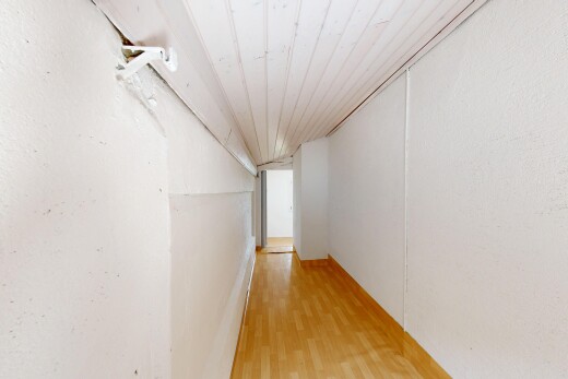couloir avec wood finish floor, sol en finition bois, et inside property