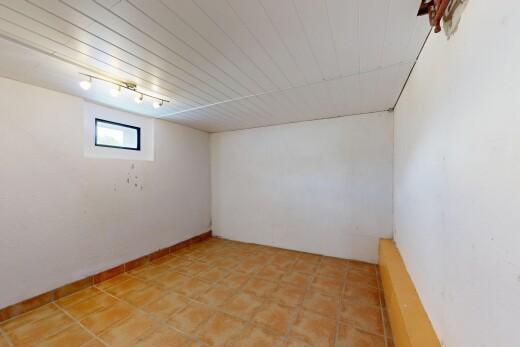 pièce vide avec éclairage sur rail, lumière naturelle, sous-sol, inside property, et cloison sèche