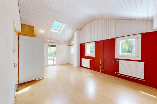 pièce vide avec radiateur, lumière naturelle, plafond voûté, vaulted ceiling, et sol en finition bois