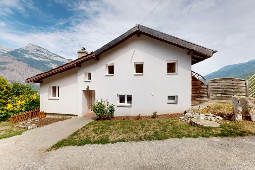 façade avec mountain view, vue sur la montagne, clôture, bardage en stuc, et property visible