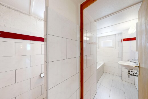 salle de bains avec salle de bain complète, tile wall, mur en carrelage, bain, et inside property
