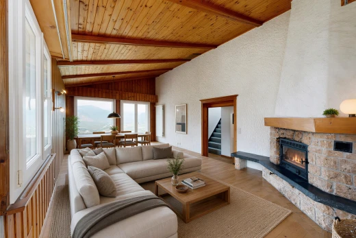 salon avec vaulted ceiling, plafond voûté, cheminée, wood ceiling, et plafond en bois