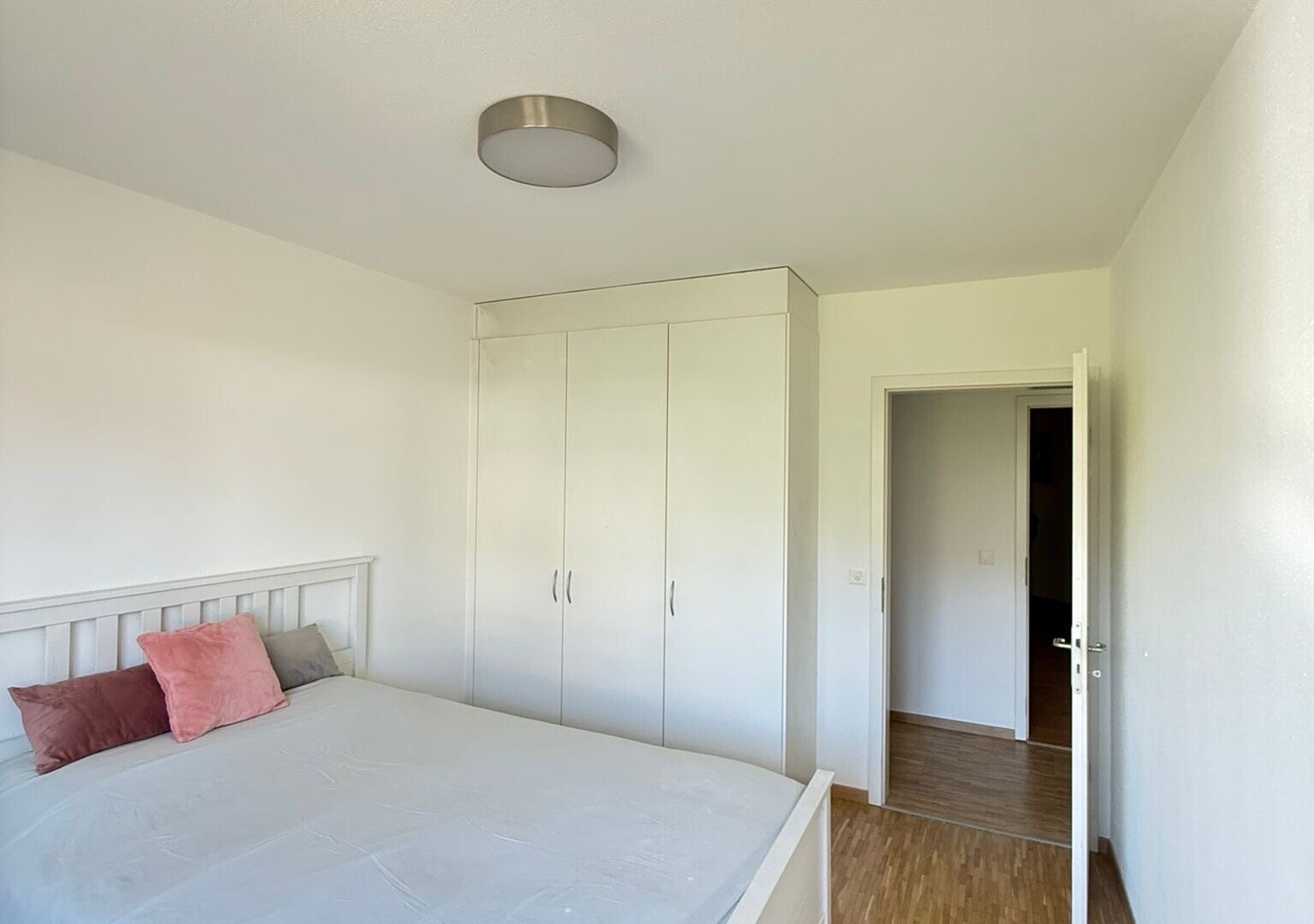 chambre avec cloison sèche, drywall, sol en finition bois, wood finish floor, et placard