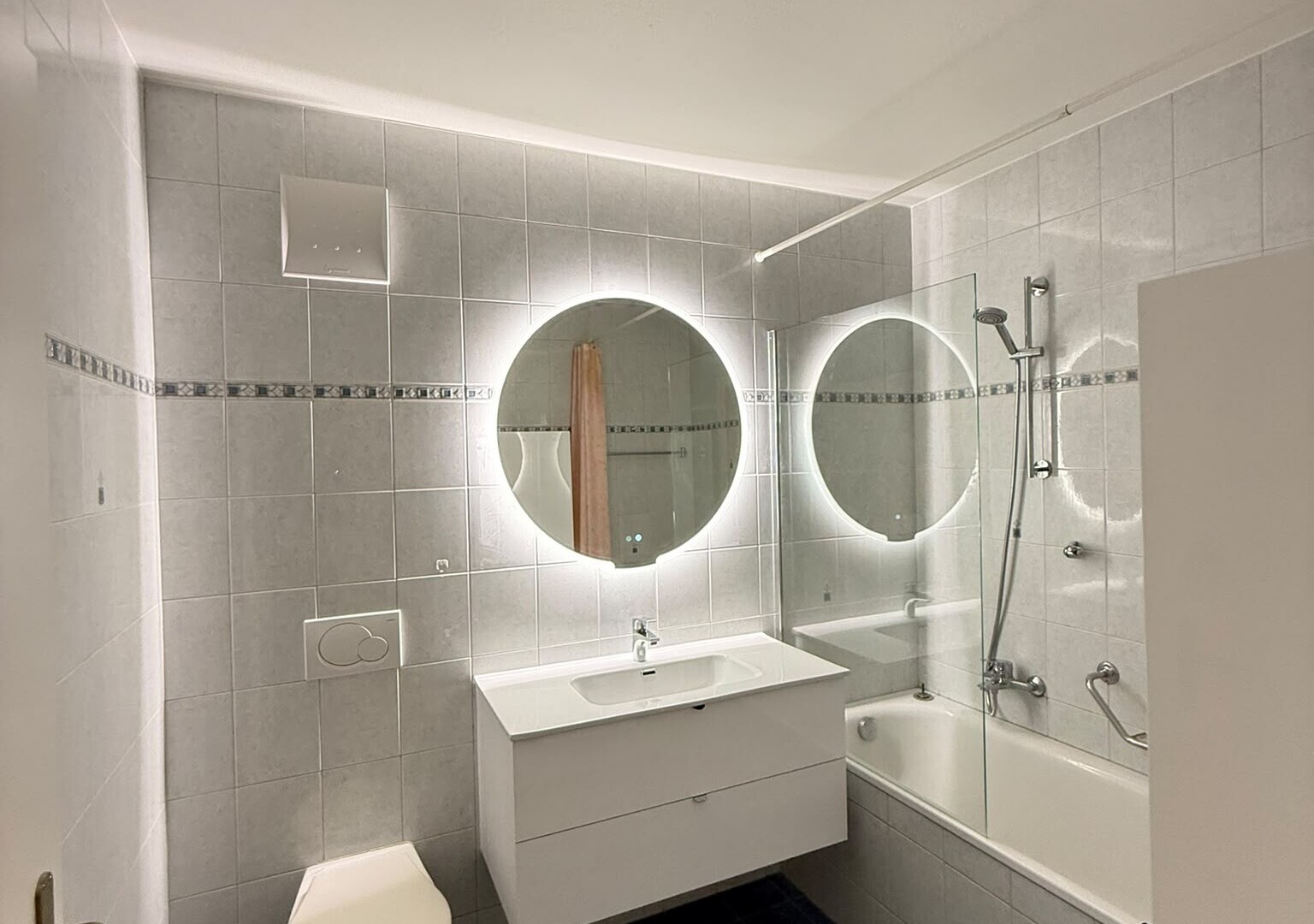 bad mit komplettes badezimmer, schminktisch, spiegel, fliesenwand, und tile wall