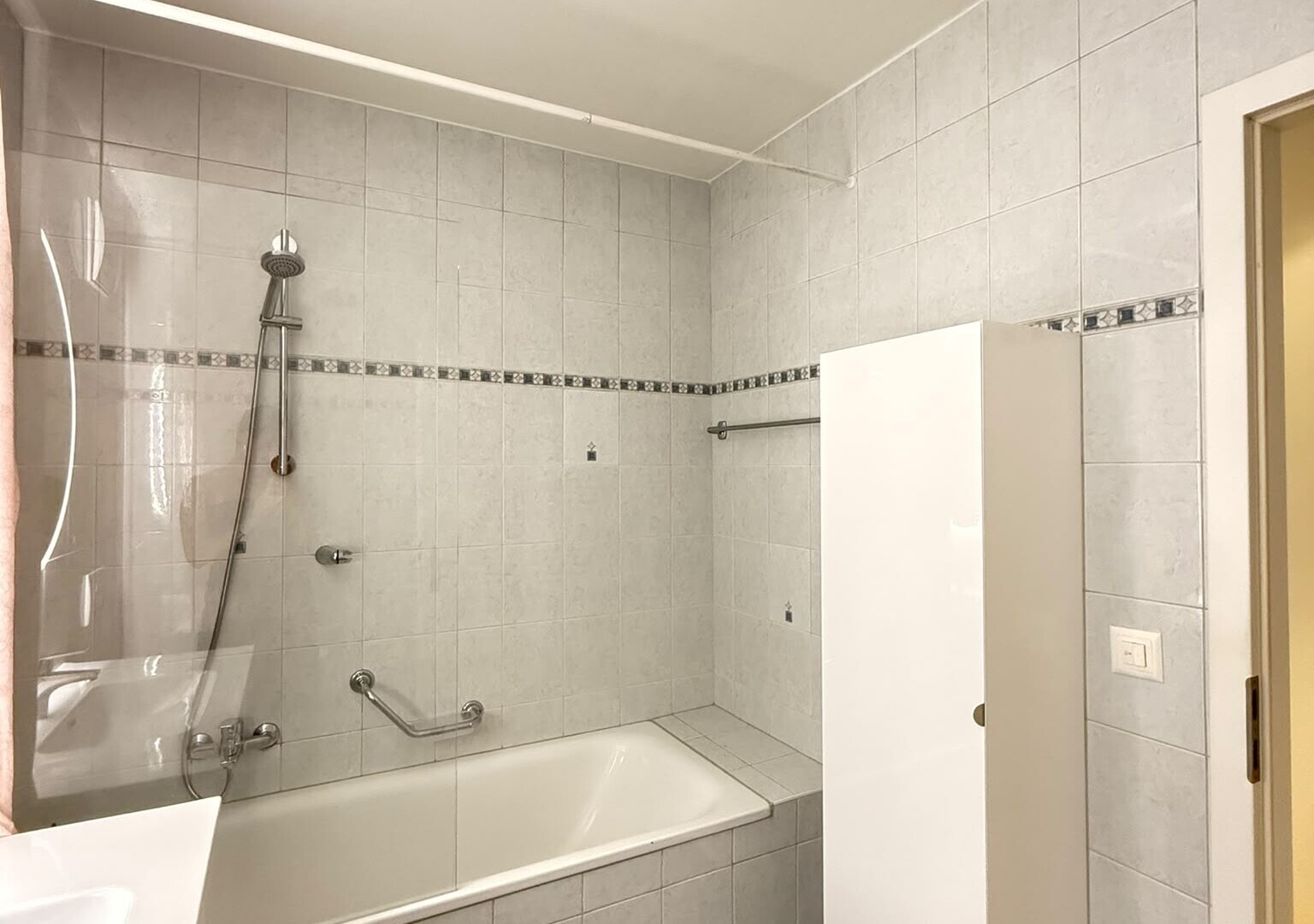 bad mit komplettes badezimmer, kombiniertes bad / dusche, und inside property