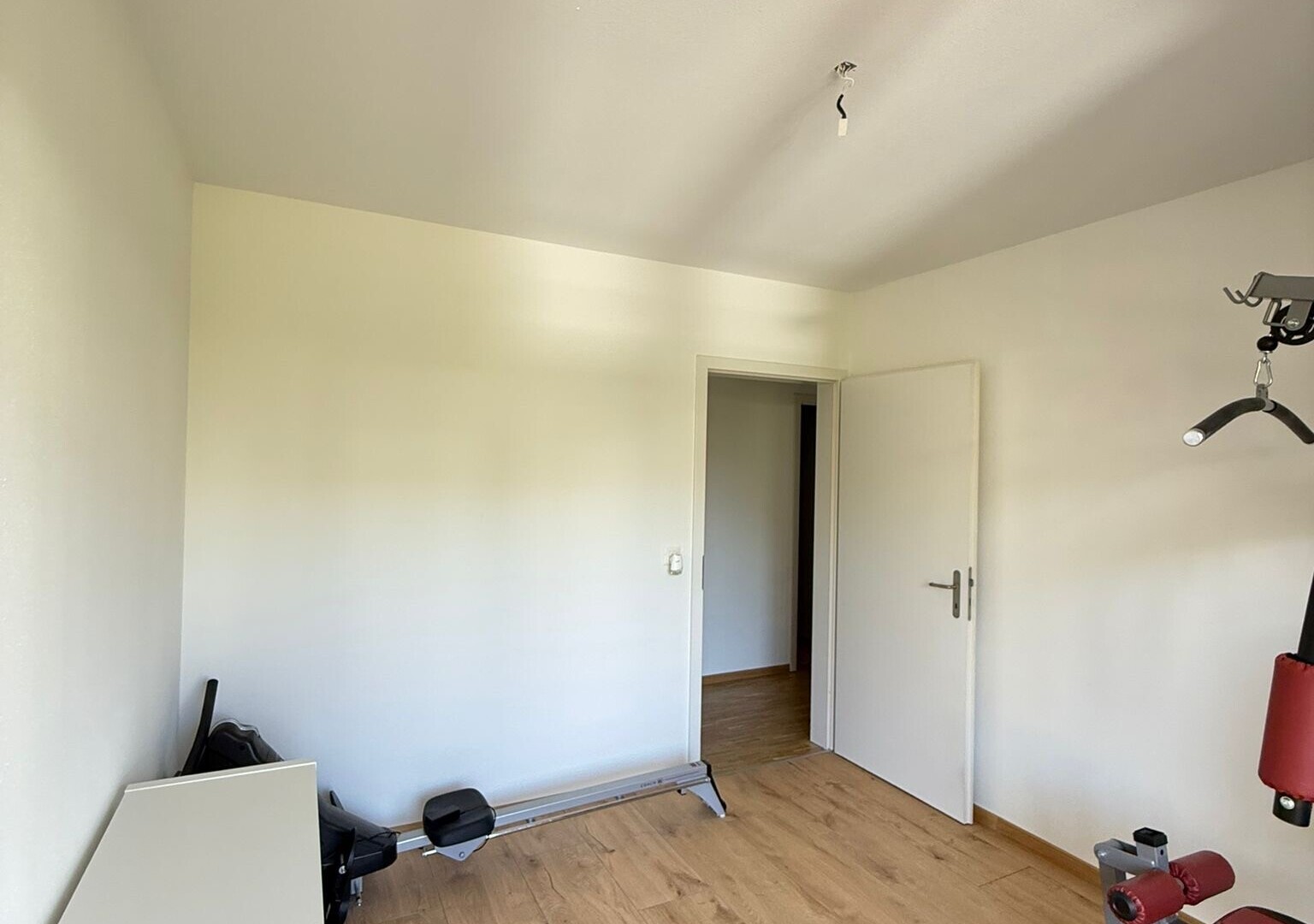 pièce vide avec cloison sèche, drywall, inside property, sol en finition bois, et wood finish floor