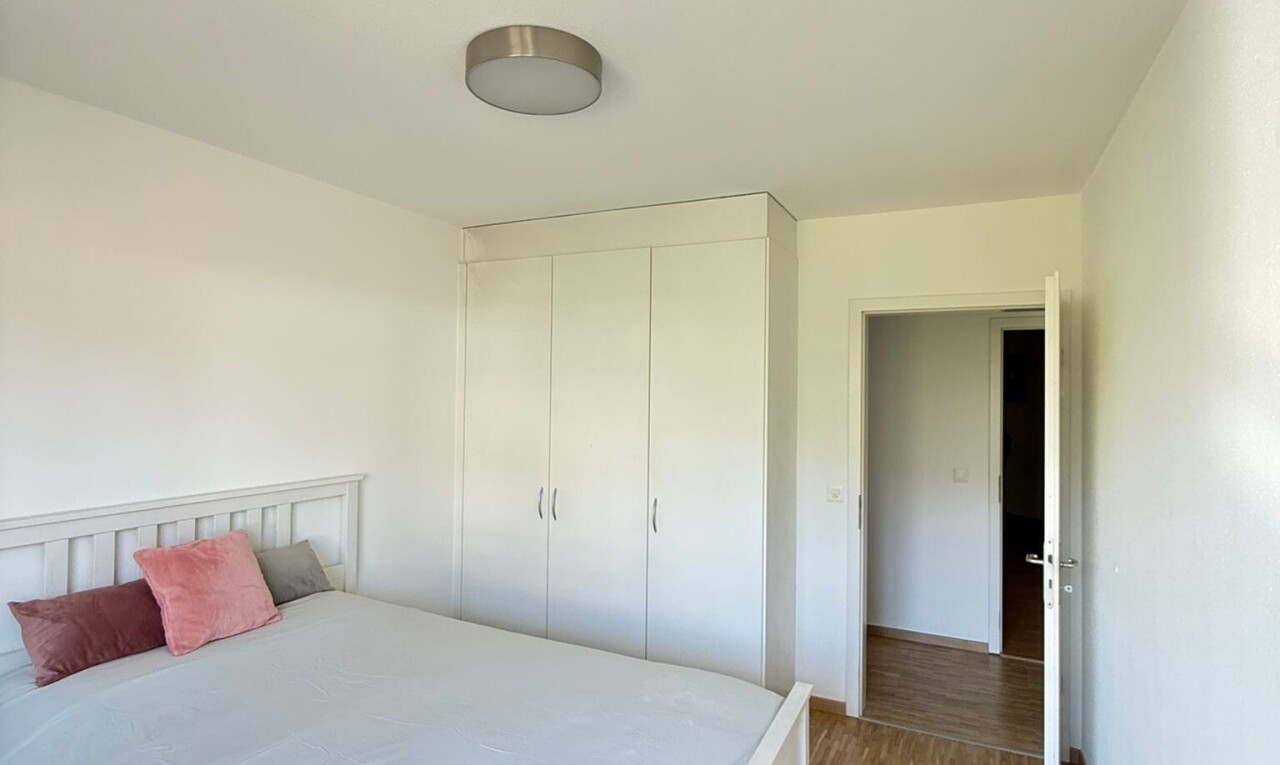 chambre avec cloison sèche, drywall, sol en finition bois, wood finish floor, et placard