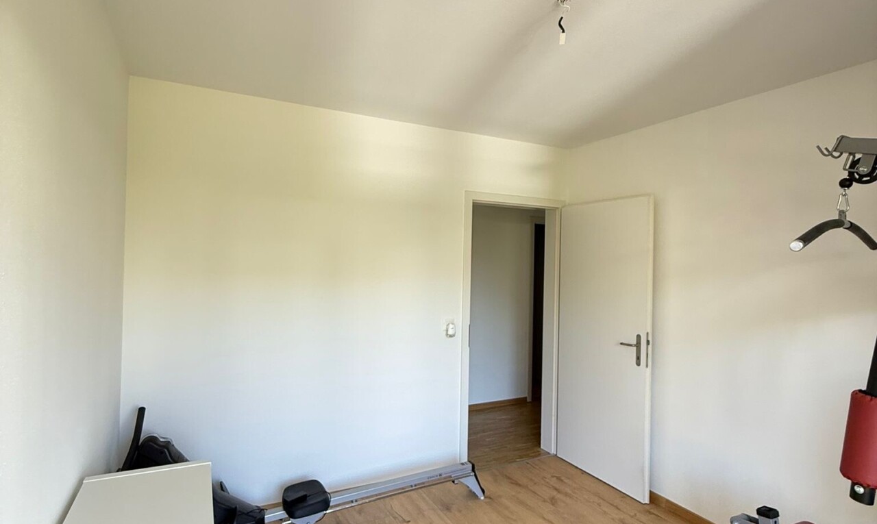 pièce vide avec cloison sèche, drywall, inside property, sol en finition bois, et wood finish floor