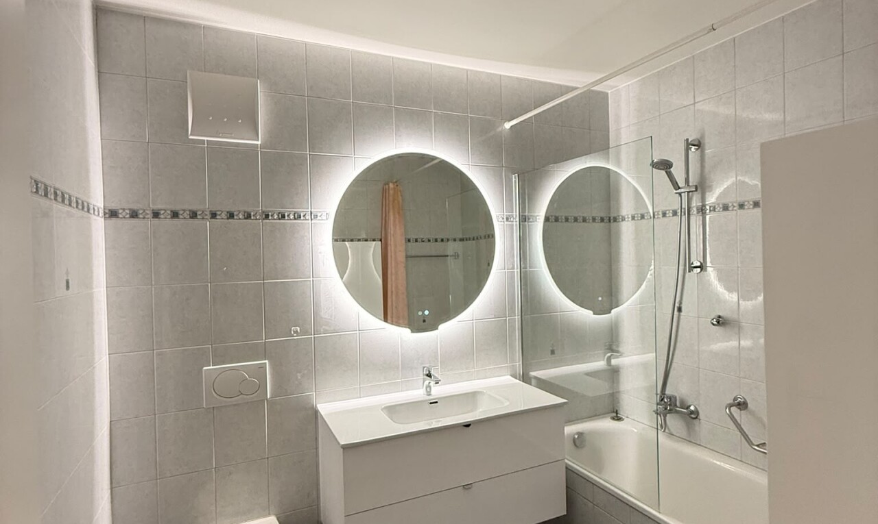 bad mit komplettes badezimmer, schminktisch, spiegel, fliesenwand, und tile wall