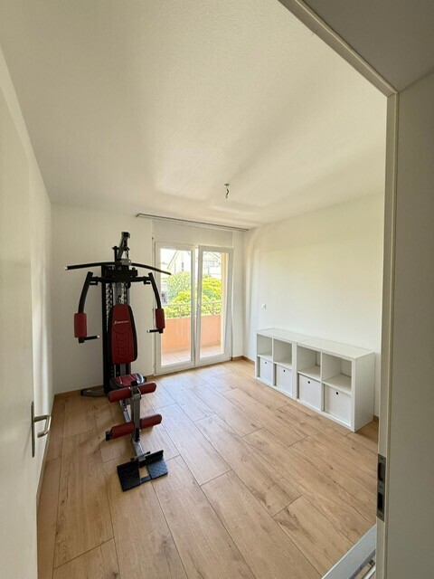 gym avec inside property, cloison sèche, drywall, lumière naturelle, et natural light