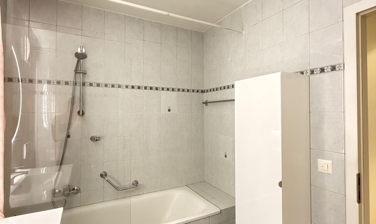 bad mit komplettes badezimmer, kombiniertes bad / dusche, und inside property